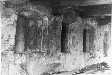 <p>Ter hoogte van de (verdwenen) zolderverdieping had de mouterij een reeks dubbele en enkele luikopeningen. Foto uit 1956 (beeldbank RCE). </p>
